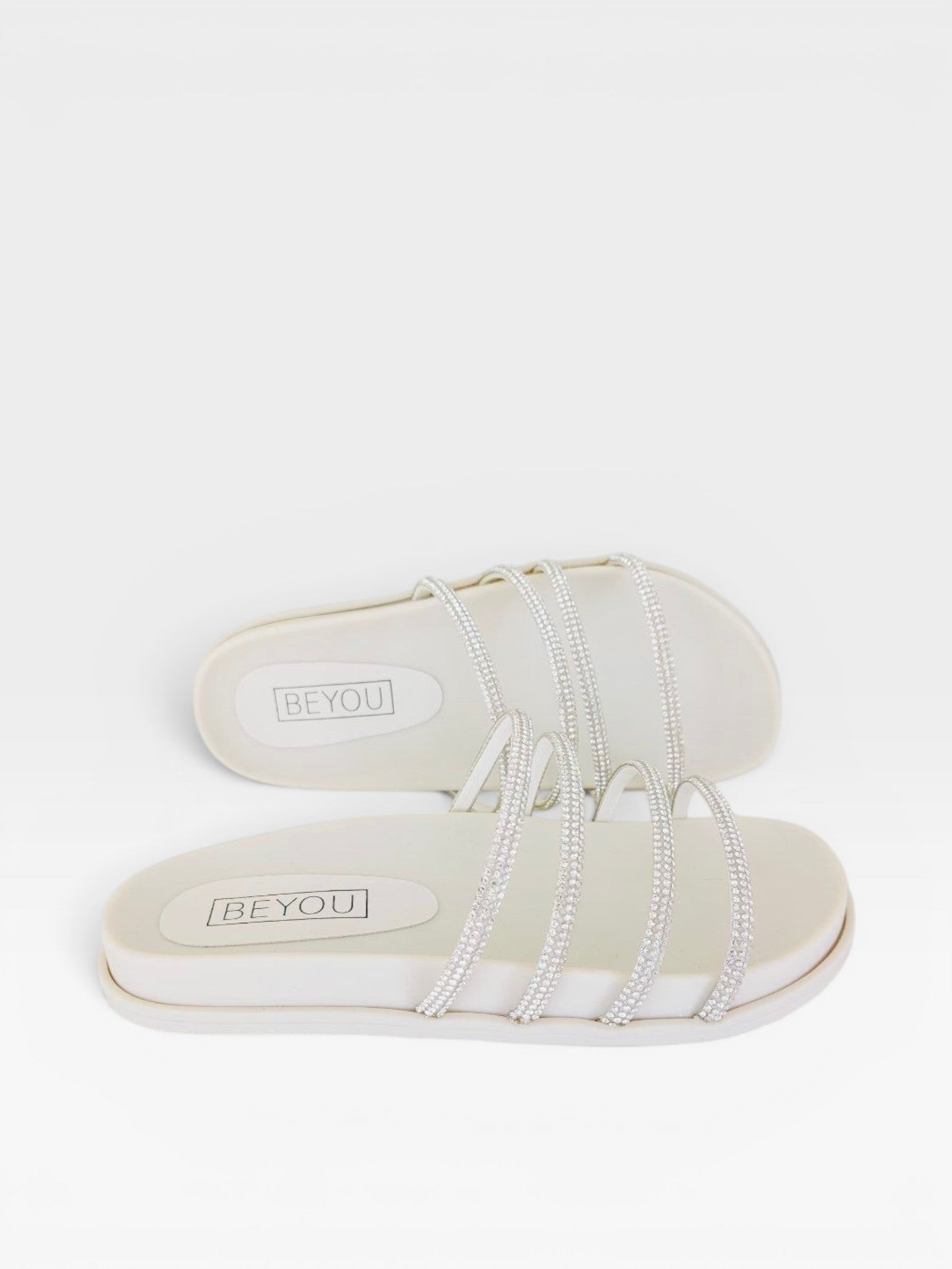 Sandália Birken Creta Beyou Shoes off white com tiras finas decoradas em brilhos cristal e palmilha anatômica