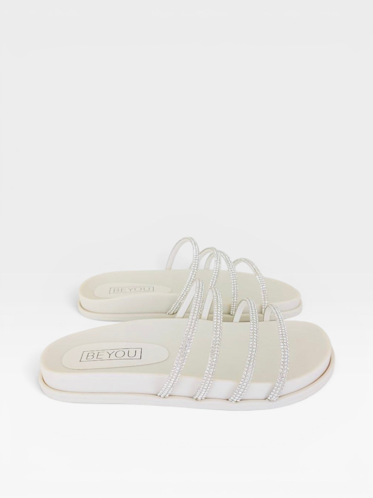 Sandália Birken Beyou Shoes Creta off white com tiras finas decoradas com brilhos cristal e palmilha anatômica
