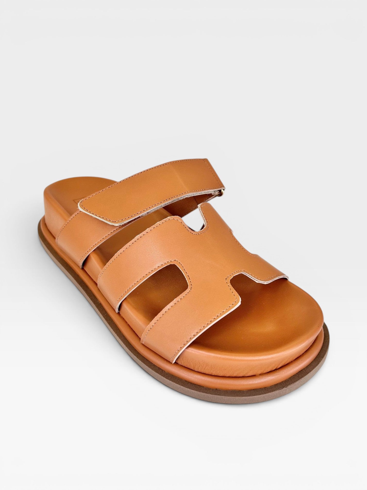 Sandália Birken Normandia Beyou Shoes caramelo em napa com tiras largas e design casual confortável