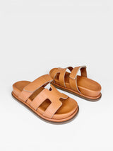 Sandália Birken Normandia Beyou Shoes caramelo em napa com tiras largas e sola de 2 cm, design casual e confortável.