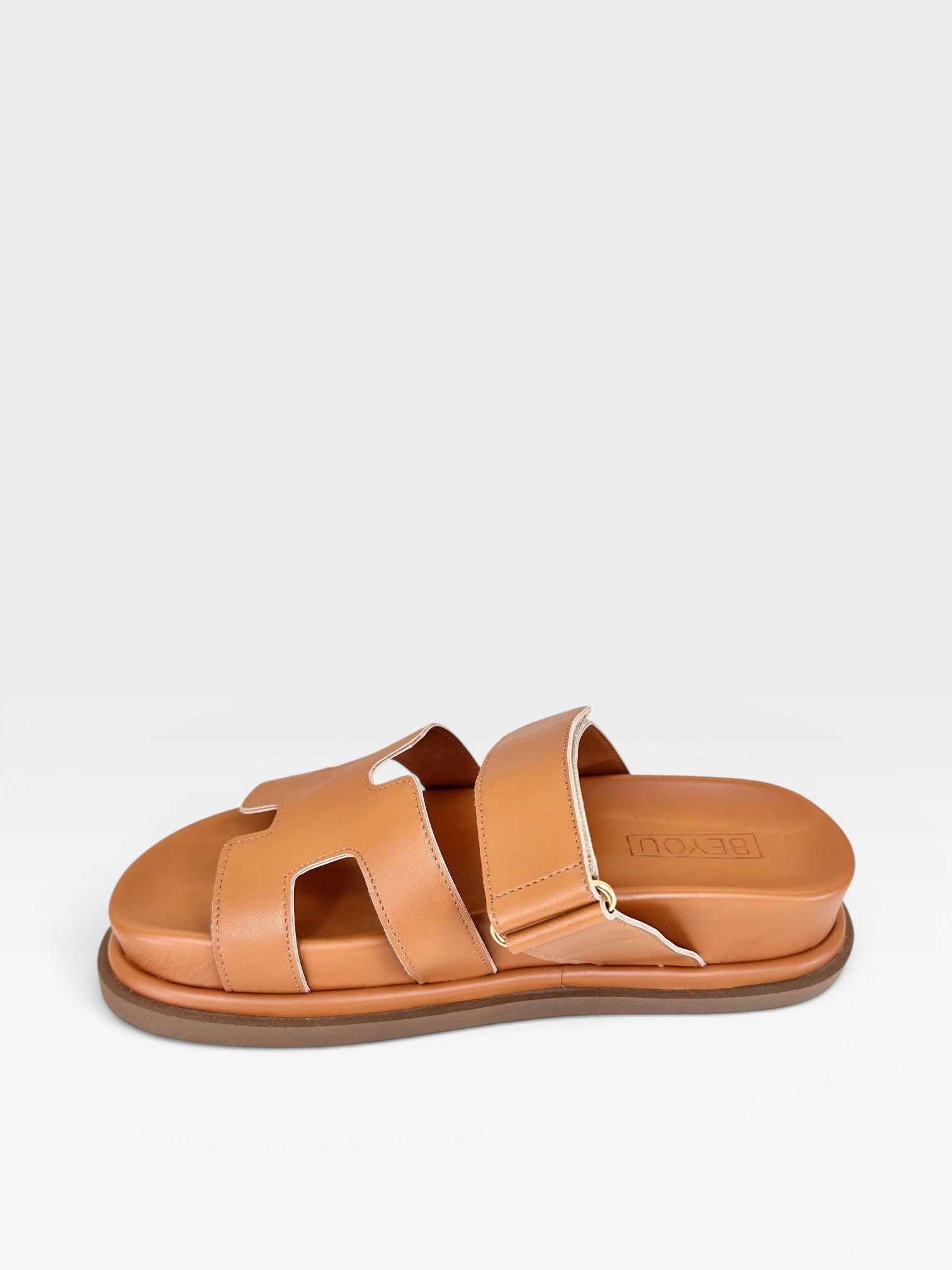 Sandália Birken Normandia Beyou Shoes caramelo em napa com tiras recortadas e solado plano de 2 cm