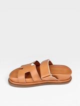 Sandália Birken Normandia Beyou Shoes caramelo em napa com tiras recortadas e solado plano de 2 cm