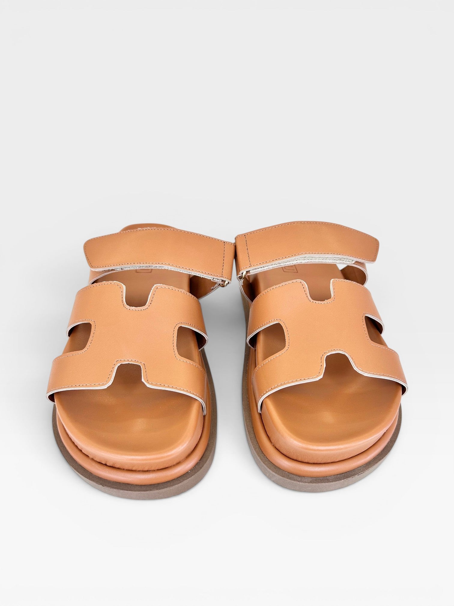 Sandália Birken Normandia Beyou Shoes caramelo em napa com tiras largas e solado anatômico de 2 cm