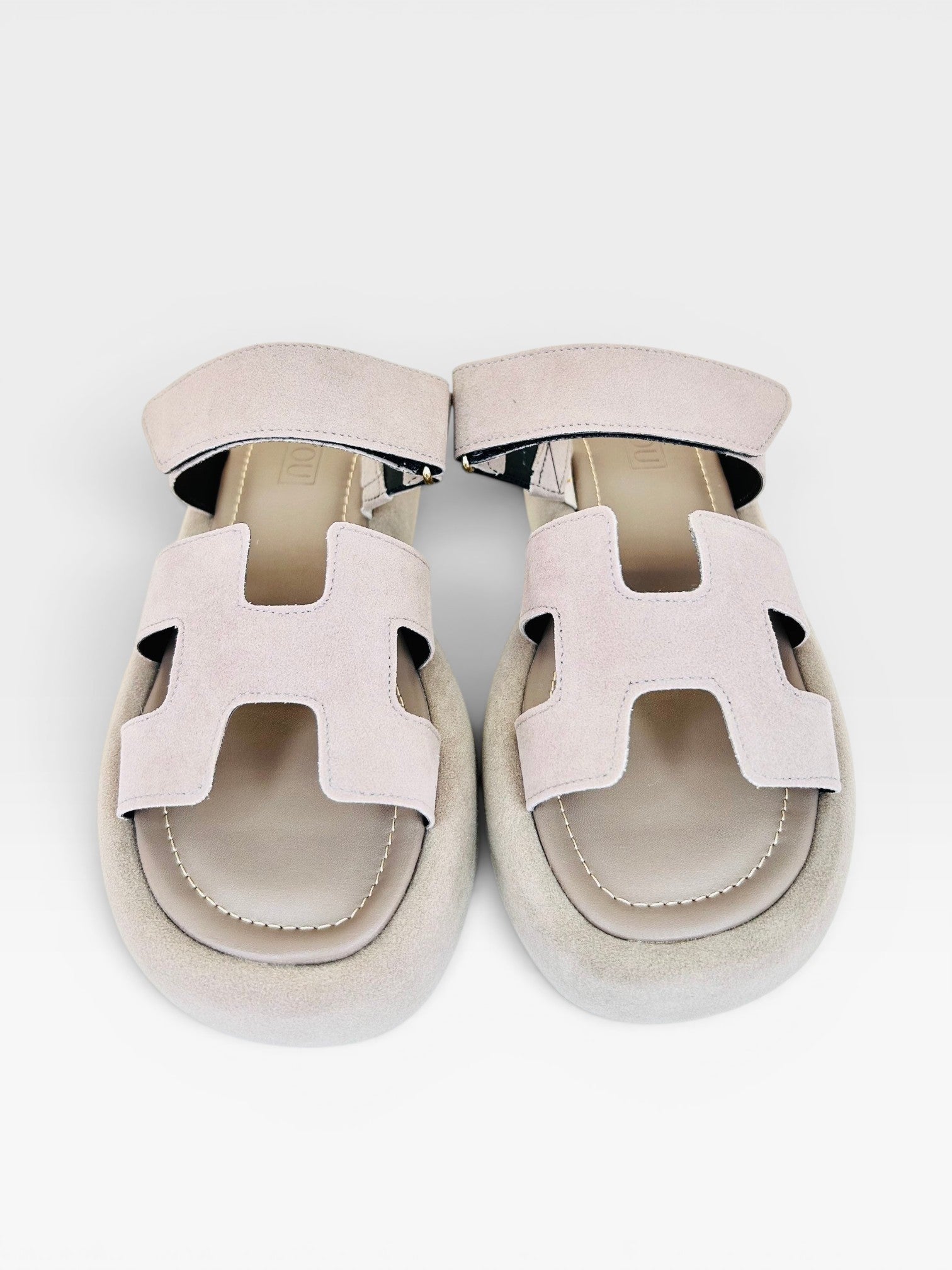 Sandália Birken Normandia Beyou Shoes cinza em camurça sintético com solado plataforma de 3 cm e design moderno.