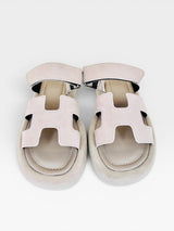 Sandália Birken Normandia Beyou Shoes cinza em camurça sintético com solado plataforma de 3 cm e design moderno.