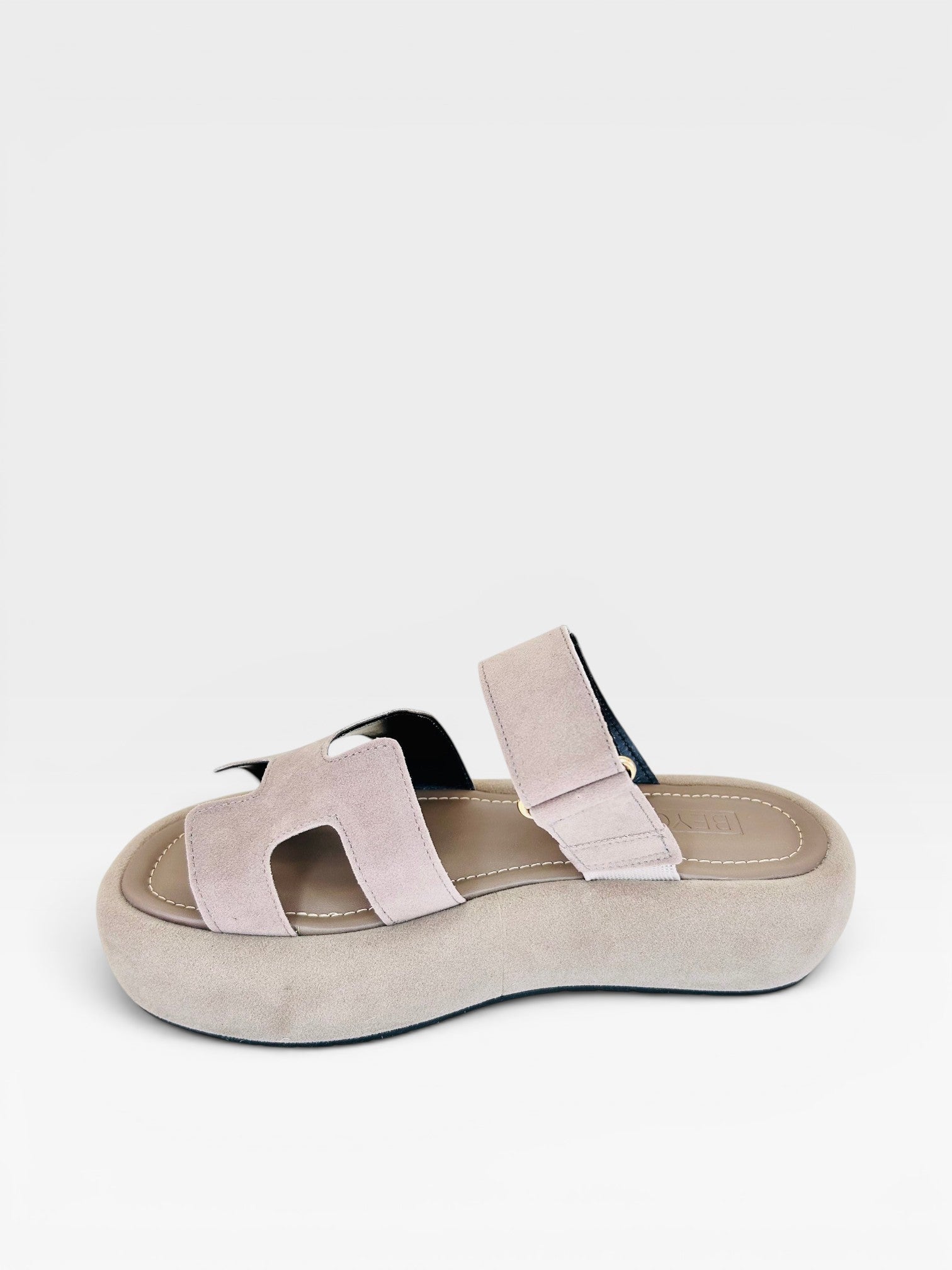 Sandália Birken Normandia Beyou Shoes cinza em camurça sintética com solado plataforma de 3 cm
