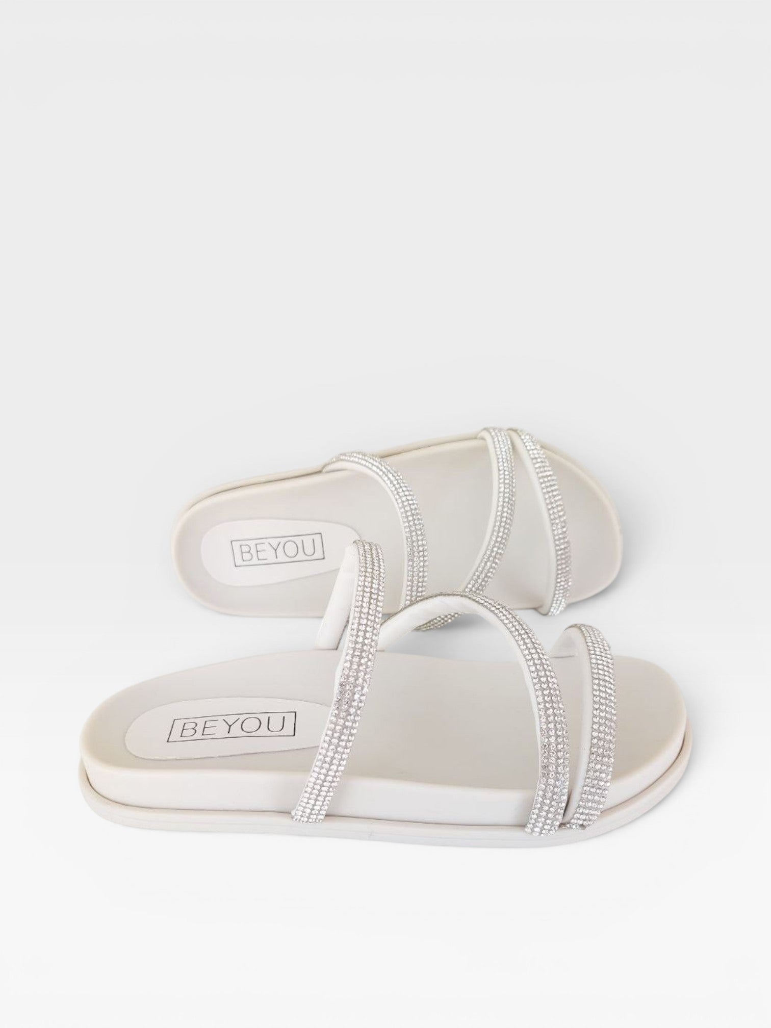 Sandália Birken Beyou Shoes Dubai off white com tiras finas decoradas com brilhos cristal e palmilha anatômica