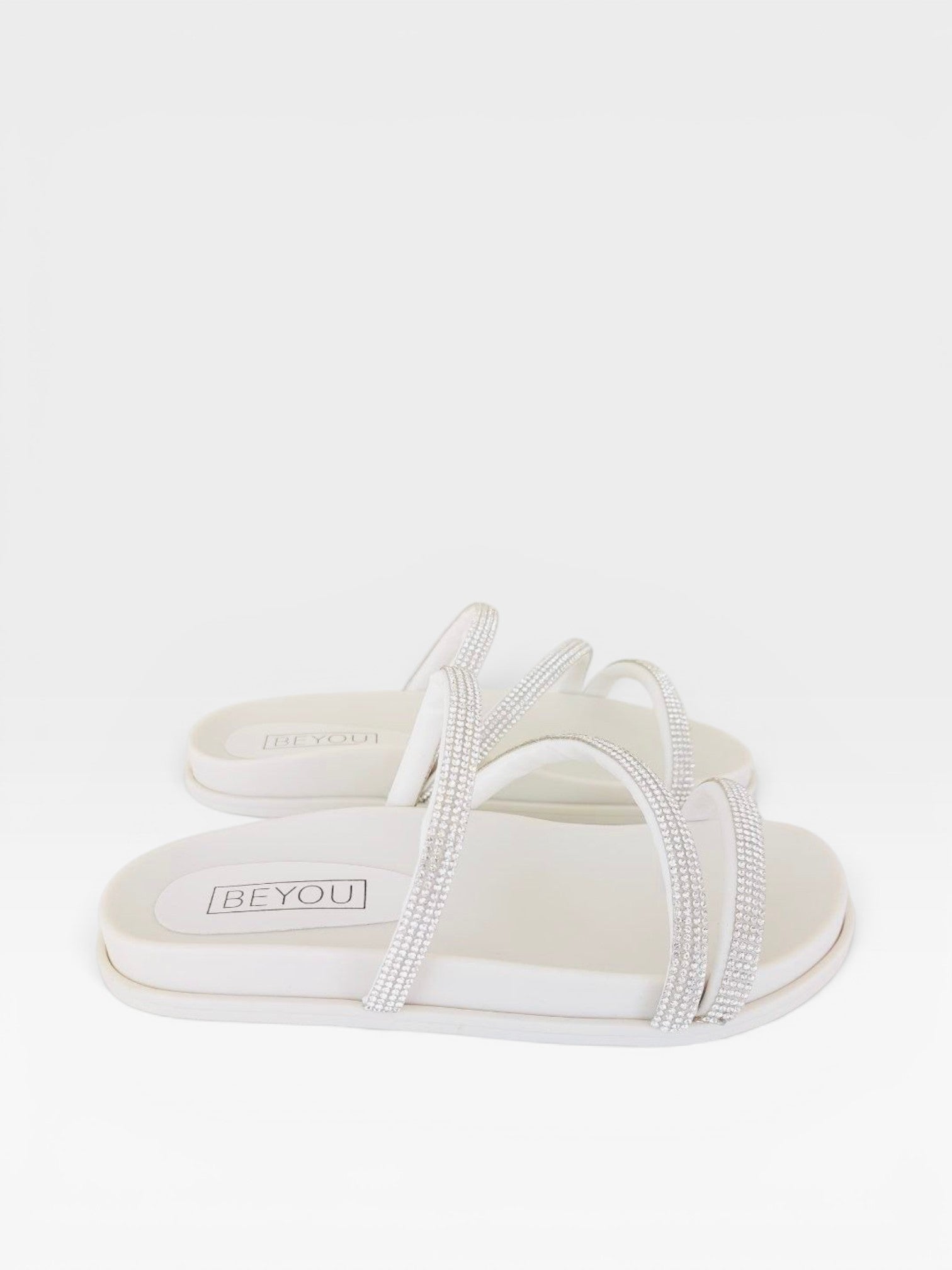Sandália Birken Beyou Shoes Dubai off white com tiras finas decoradas com brilhos cristal e palmilha anatômica