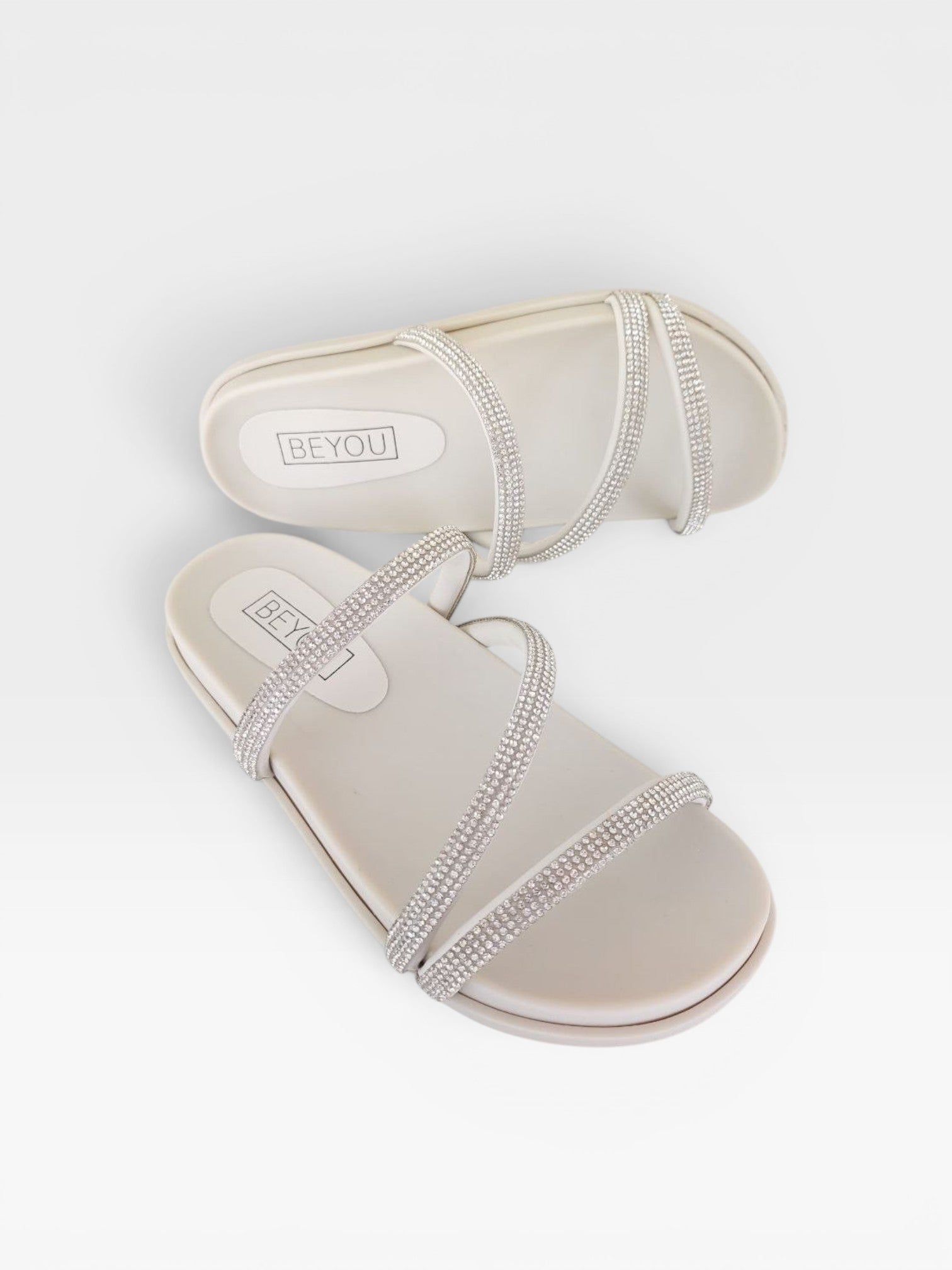 Sandália Birken Dubai Beyou Shoes off white com tiras finas decoradas com brilhos cristal e palmilha anatômica.