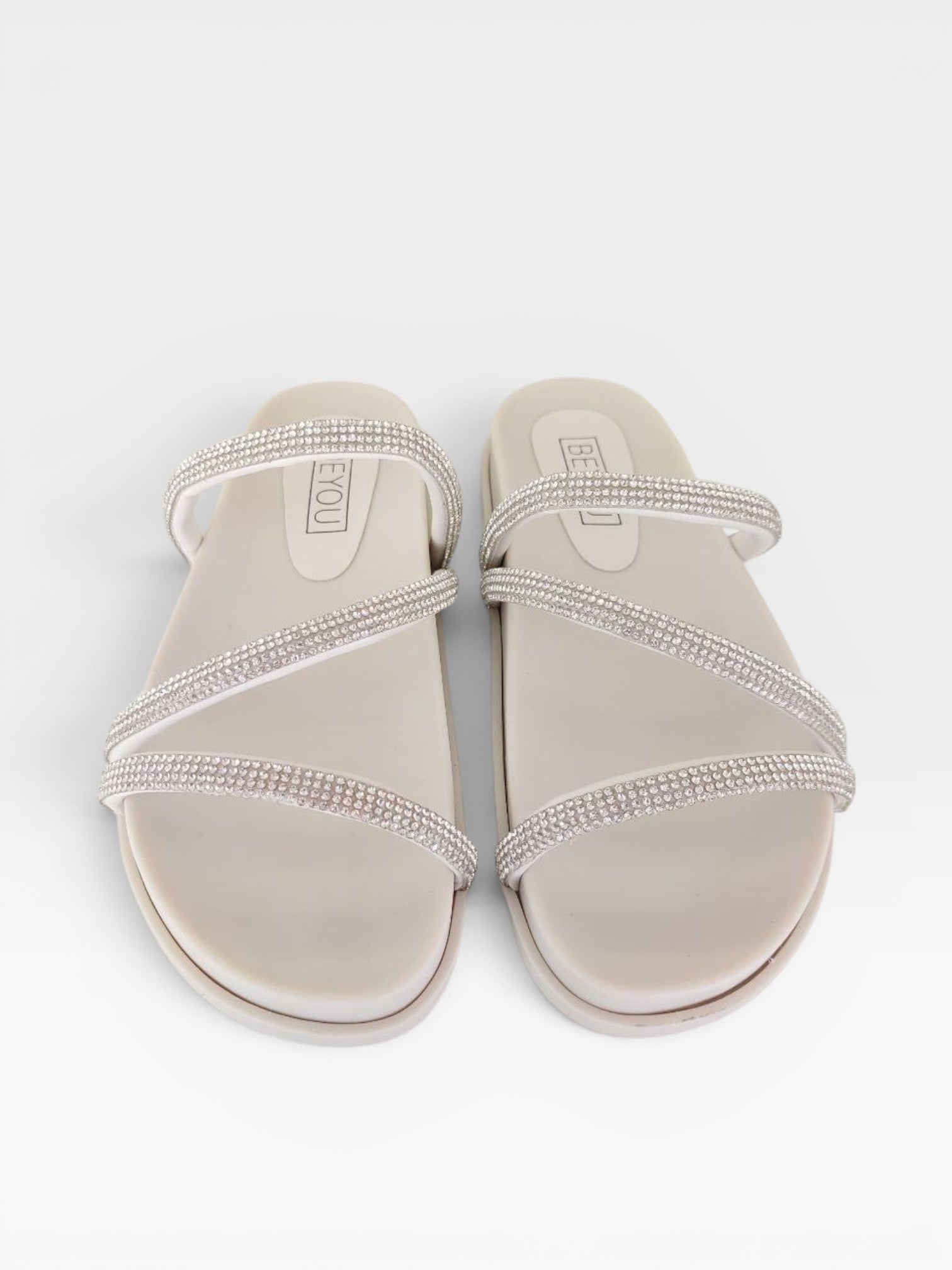 Sandália Birken Dubai Beyou Shoes off white com tiras decoradas em brilhos cristal e palmilha anatômica confortável