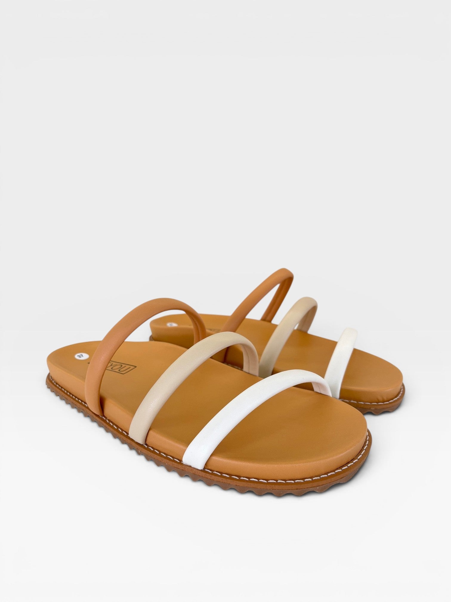 Sandália Birken Dallas Beyou Shoes com tiras em tons terrosos e sola caramelo, design casual e anatômico