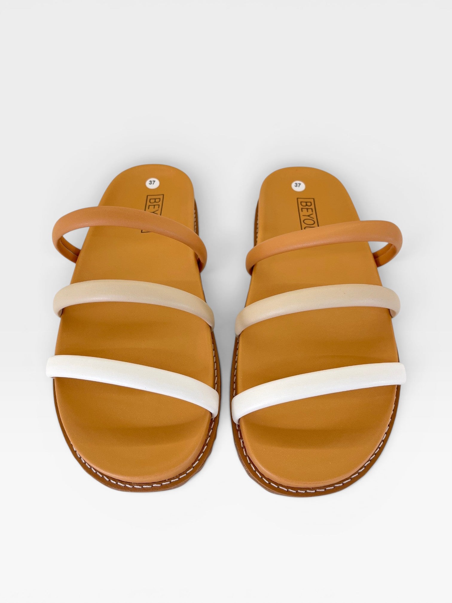 Sandália Birken Dallas Beyou Shoes com tiras em tons terrosos e sola caramelo, design anatômico e casual.