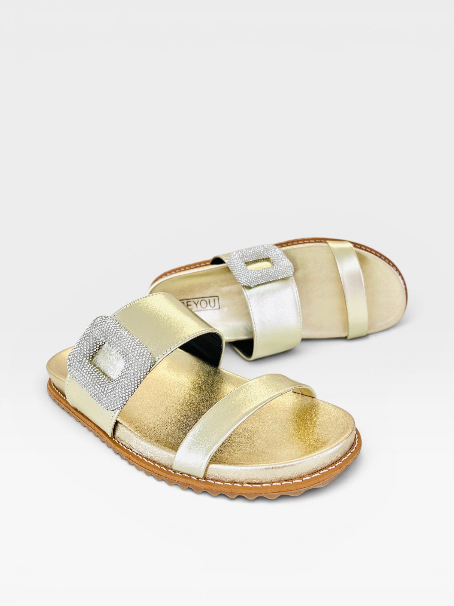 Sandália Birken Búzios Beyou Shoes dourada com fivela de cristais, design sofisticado e sola confortável.