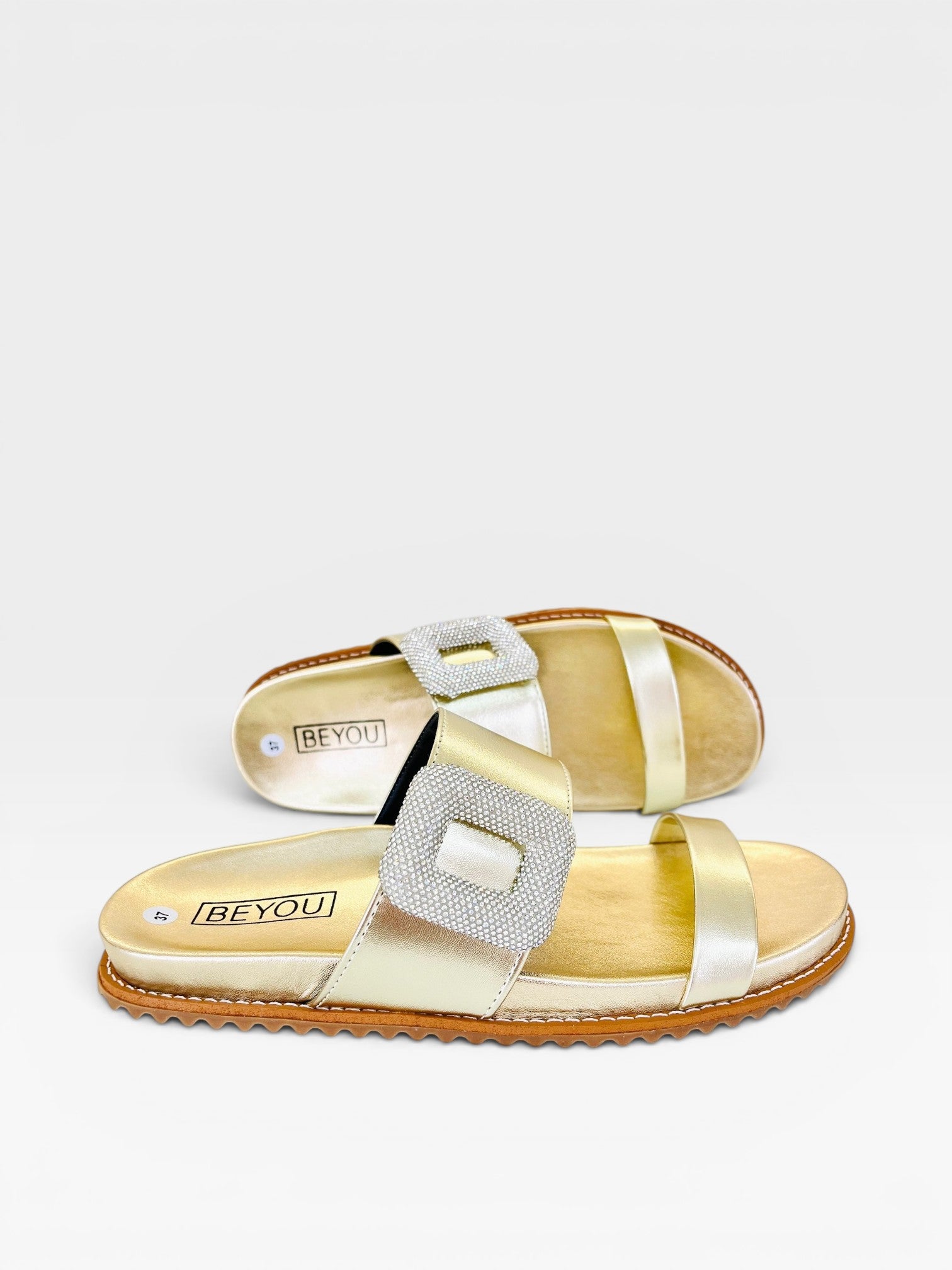Sandália Birken Búzios Beyou Shoes dourada com fivela quadrada cravejada de cristais e solado tratorado