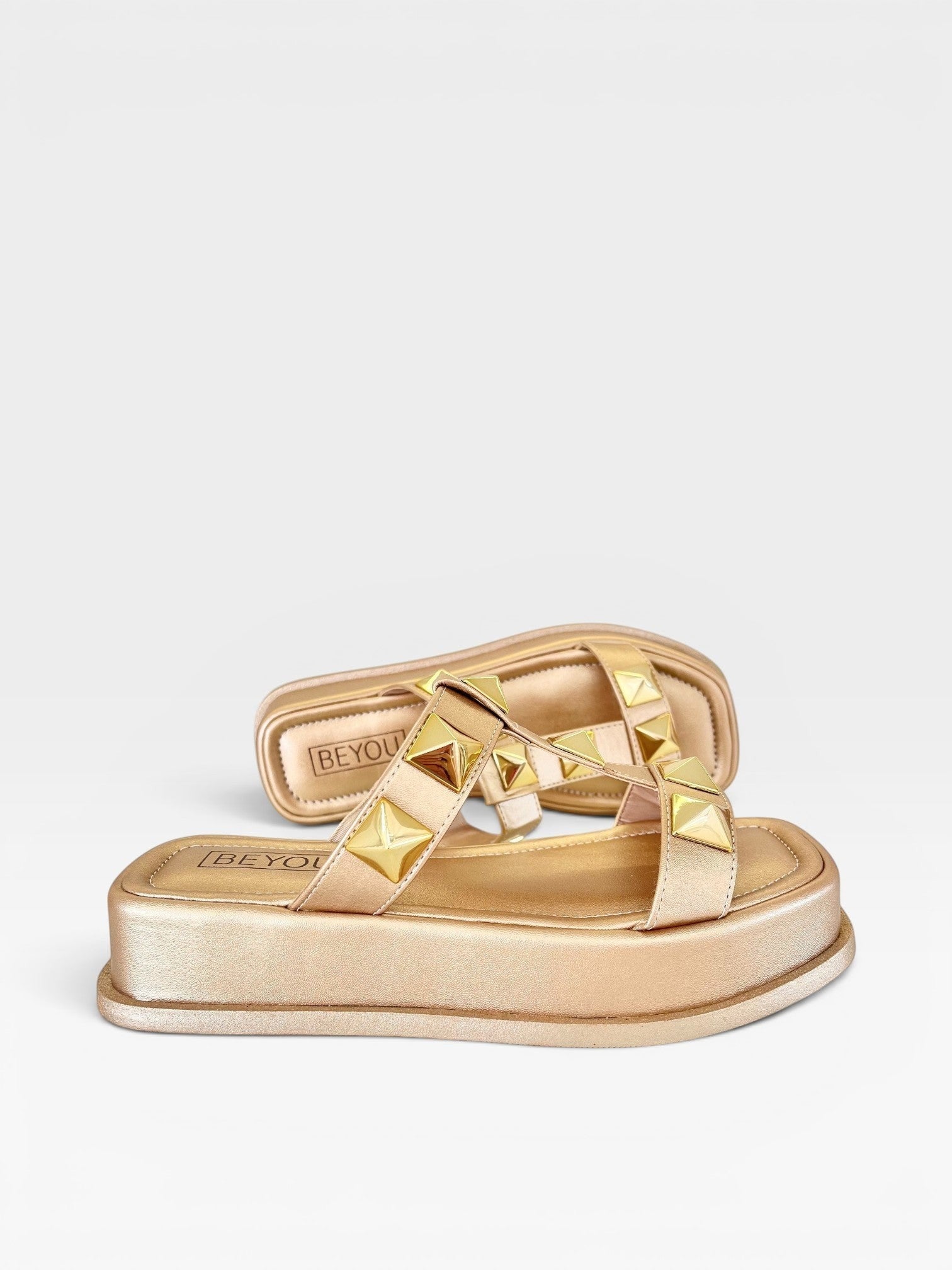 Sandália Birken Oregon Beyou Shoes em napa dourada com tiras adornadas por tachas piramidais em tom ouro light
