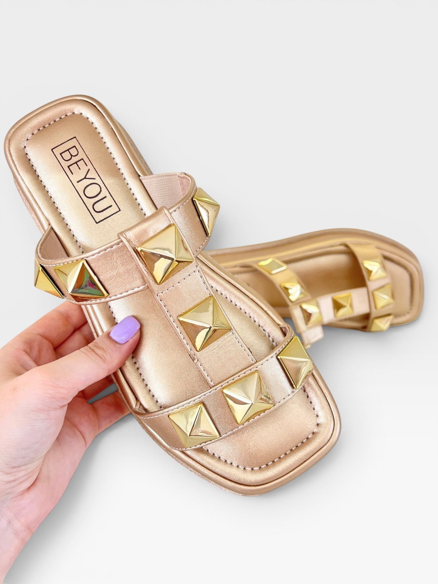 Sandália Birken Oregon Beyou Shoes em napa dourada com tachas piramidais ouro light e sola metalizada