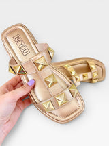 Sandália Birken Oregon Beyou Shoes em napa dourada com tachas piramidais ouro light e sola metalizada