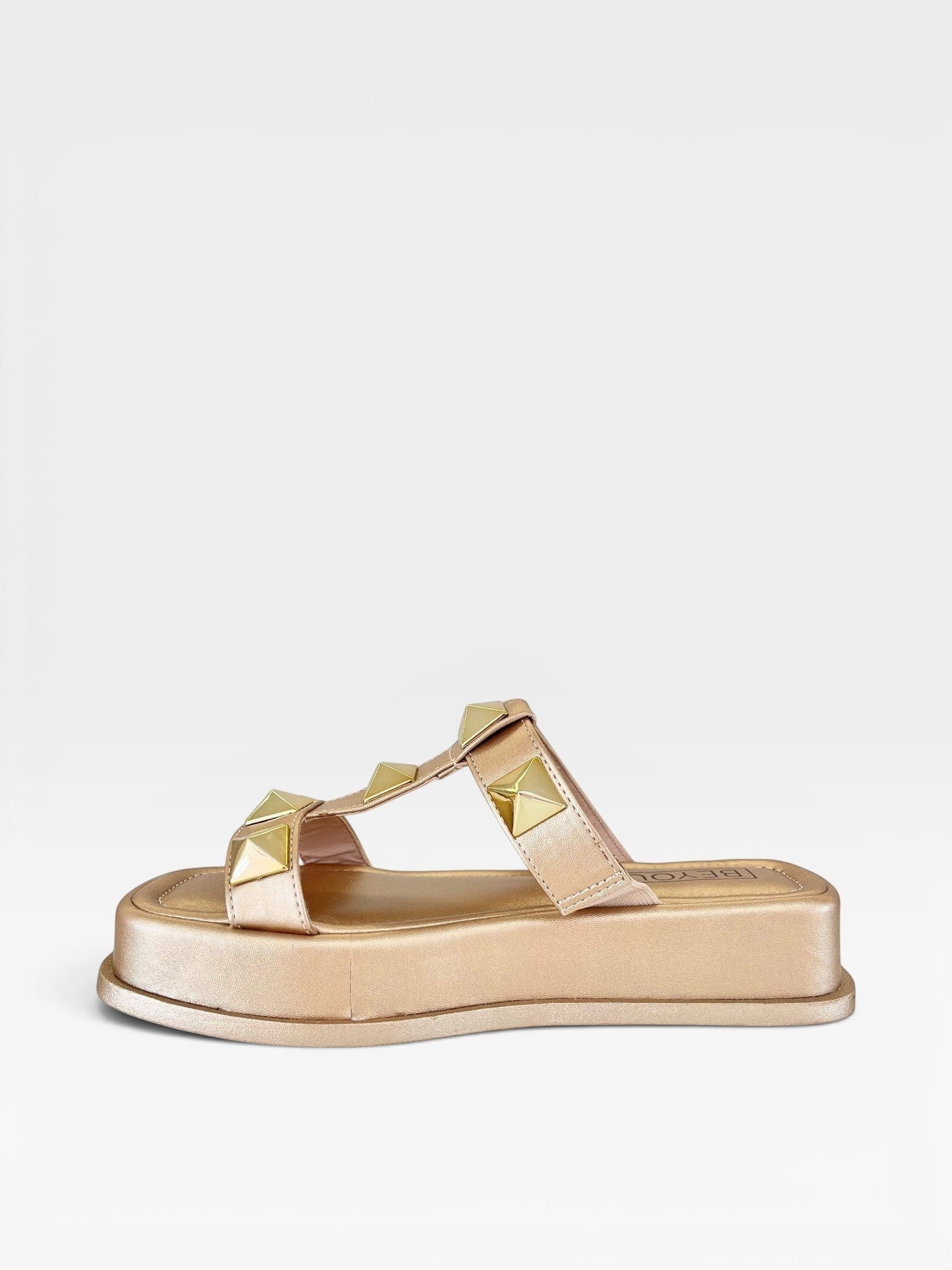 Sandália Birken Oregon Beyou Shoes em napa dourada com tiras adornadas por tachas piramidais em ouro light