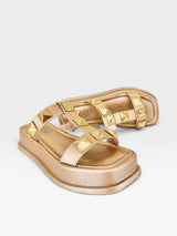 Sandália Birken Oregon Beyou Shoes em napa dourada com tiras adornadas por tachas piramidais em tom ouro light