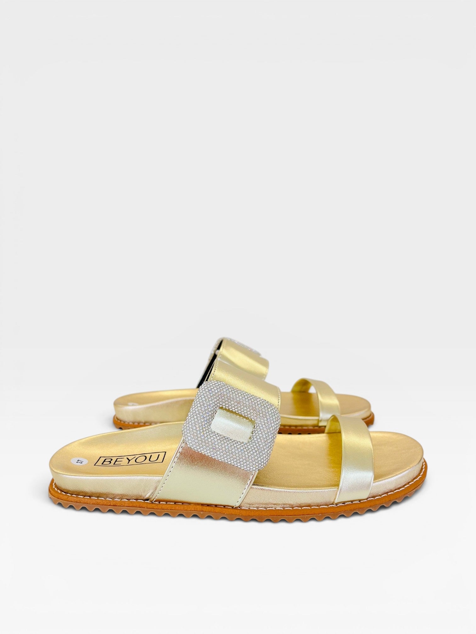 Sandália Birken Búzios Beyou Shoes dourada com fivela quadrada cravejada de cristais e solado tratorado