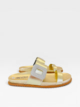 Sandália Birken Búzios Beyou Shoes dourada com fivela quadrada cravejada de cristais e solado tratorado