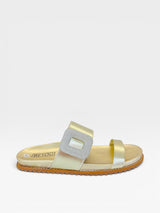 Sandália Birken Búzios Beyou Shoes dourada com fivela de brilhos cristal e solado tratorado