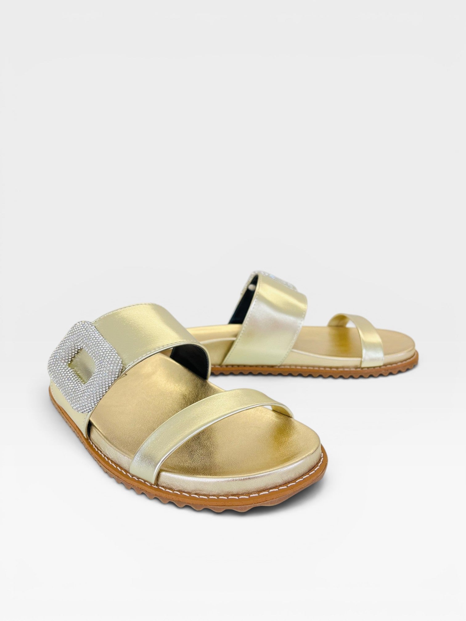 Sandália Birken Búzios Beyou Shoes dourada com fivela de cristais e solado tratorado