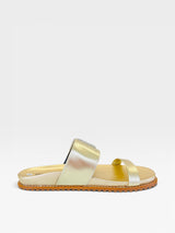 Sandália Birken Búzios Beyou Shoes dourada com brilhos cristal e solado serrilhado, vista lateral.