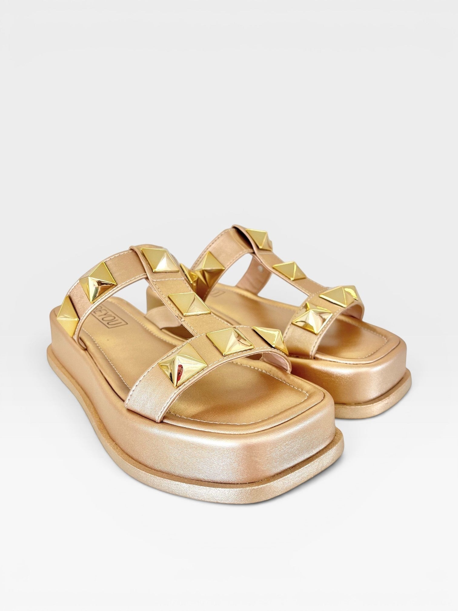 Sandália Birken Oregon Beyou Shoes em napa dourada com tachas piramidais ouro light e solado plataforma