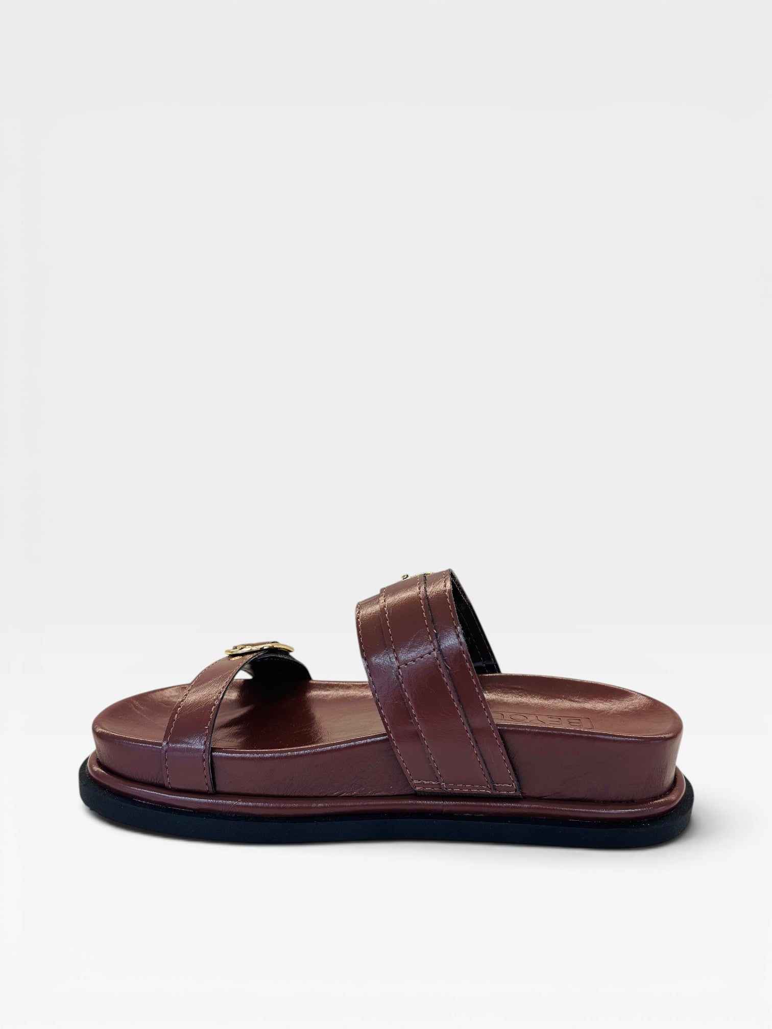 Sandália Birken Coimbra Beyou Shoes marrom em napa com tiras duplas e solado de 2 cm em vista lateral