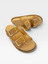 Sandália Birken Nashik Beyou Shoes na cor bistrô, feita em couro e palha com fivelas douradas e solado de 2 cm.