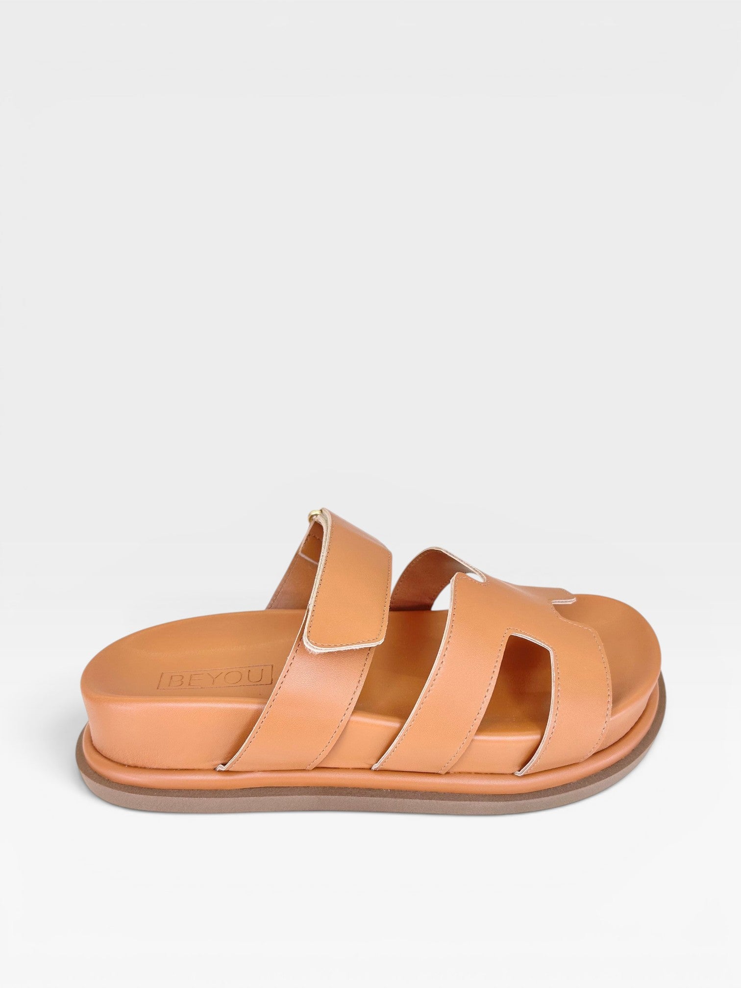 Sandália Birken Normandia Beyou Shoes caramelo em napa com tiras largas e solado anatômico de 2 cm