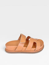 Sandália Birken Normandia Beyou Shoes caramelo em napa com tiras largas e solado anatômico de 2 cm