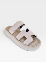 Sandália Birken Normandia Beyou Shoes cinza em camurça sintético com solado plataforma de 3 cm e design casual.