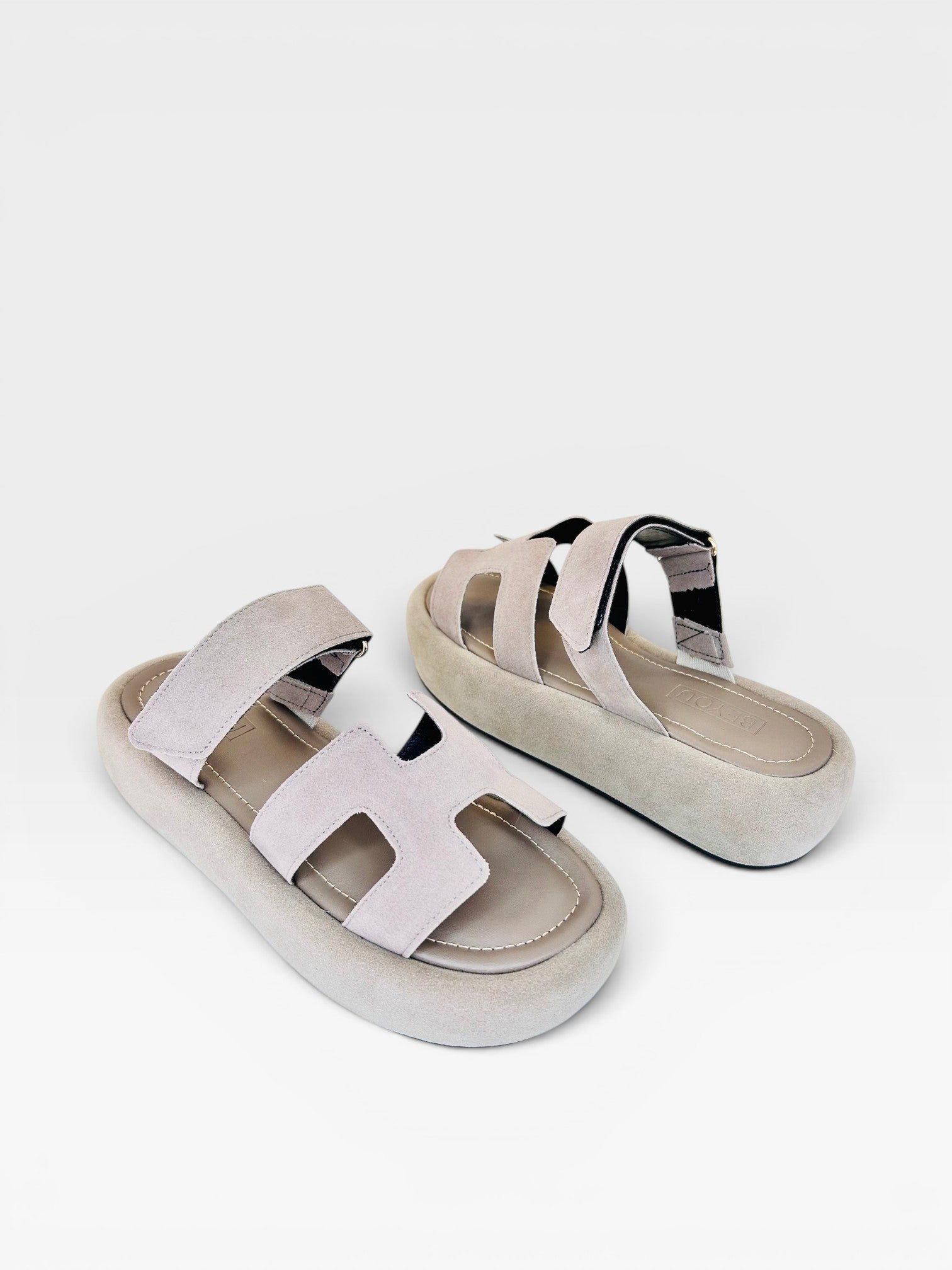Sandália Birken Normandia Beyou Shoes cinza em camurça sintético com solado plataforma de 3 cm e tiras ajustáveis.