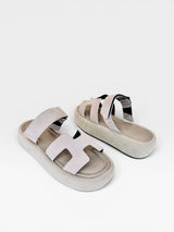 Sandália Birken Normandia Beyou Shoes cinza em camurça sintético com solado plataforma de 3 cm e tiras ajustáveis.