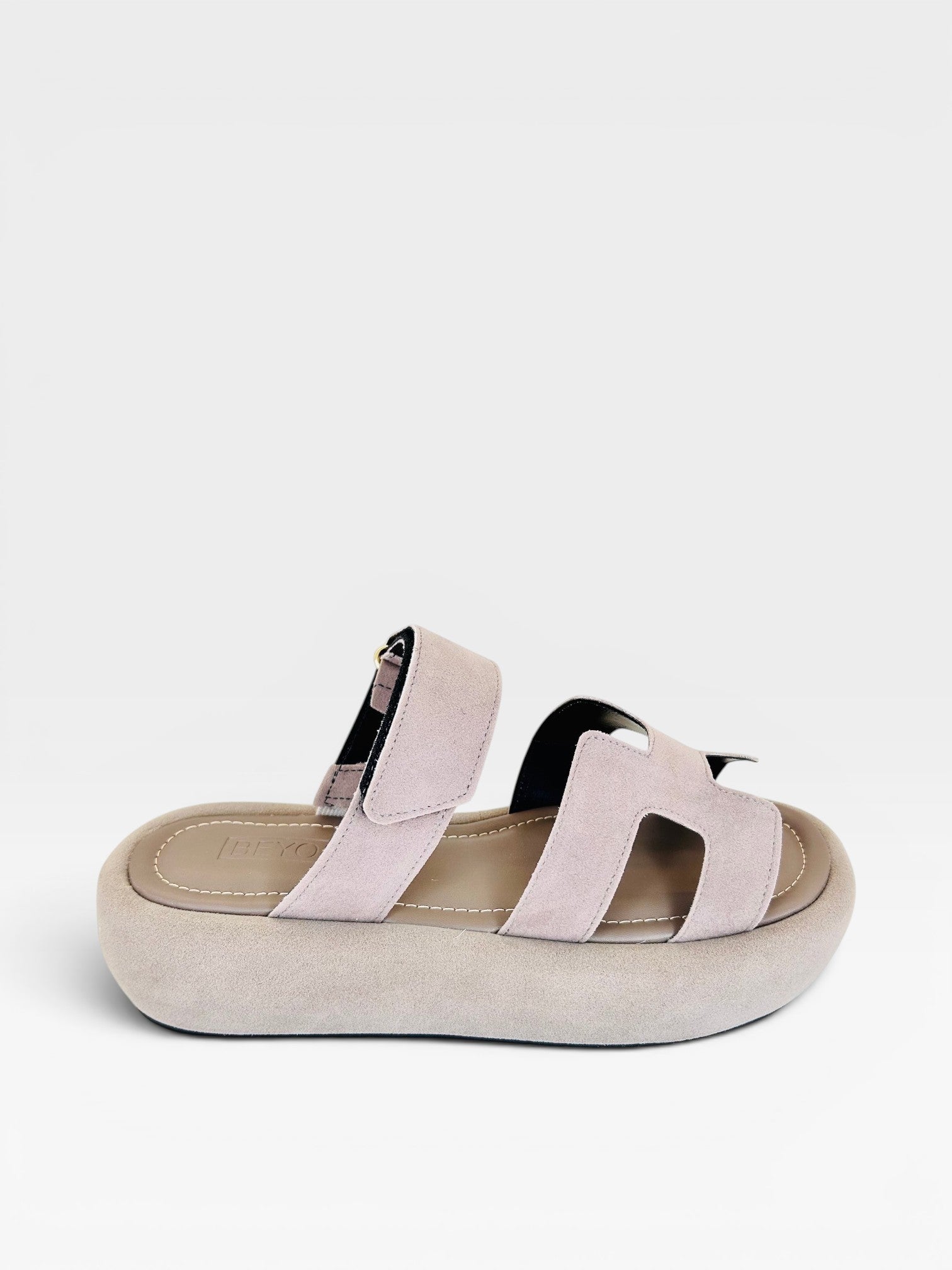 Sandália Birken Normandia Beyou Shoes cinza em camurça sintético com solado plataforma de 3 cm e tiras ajustáveis