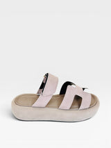 Sandália Birken Normandia Beyou Shoes cinza em camurça sintético com solado plataforma de 3 cm e tiras ajustáveis
