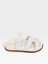 Sandália Birken Normandia Beyou Shoes off white em napa com tiras largas e solado flat de 2 cm