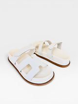 Sandália Birken Normandia Beyou Shoes off white em napa com tiras largas e solado baixo de 2 cm