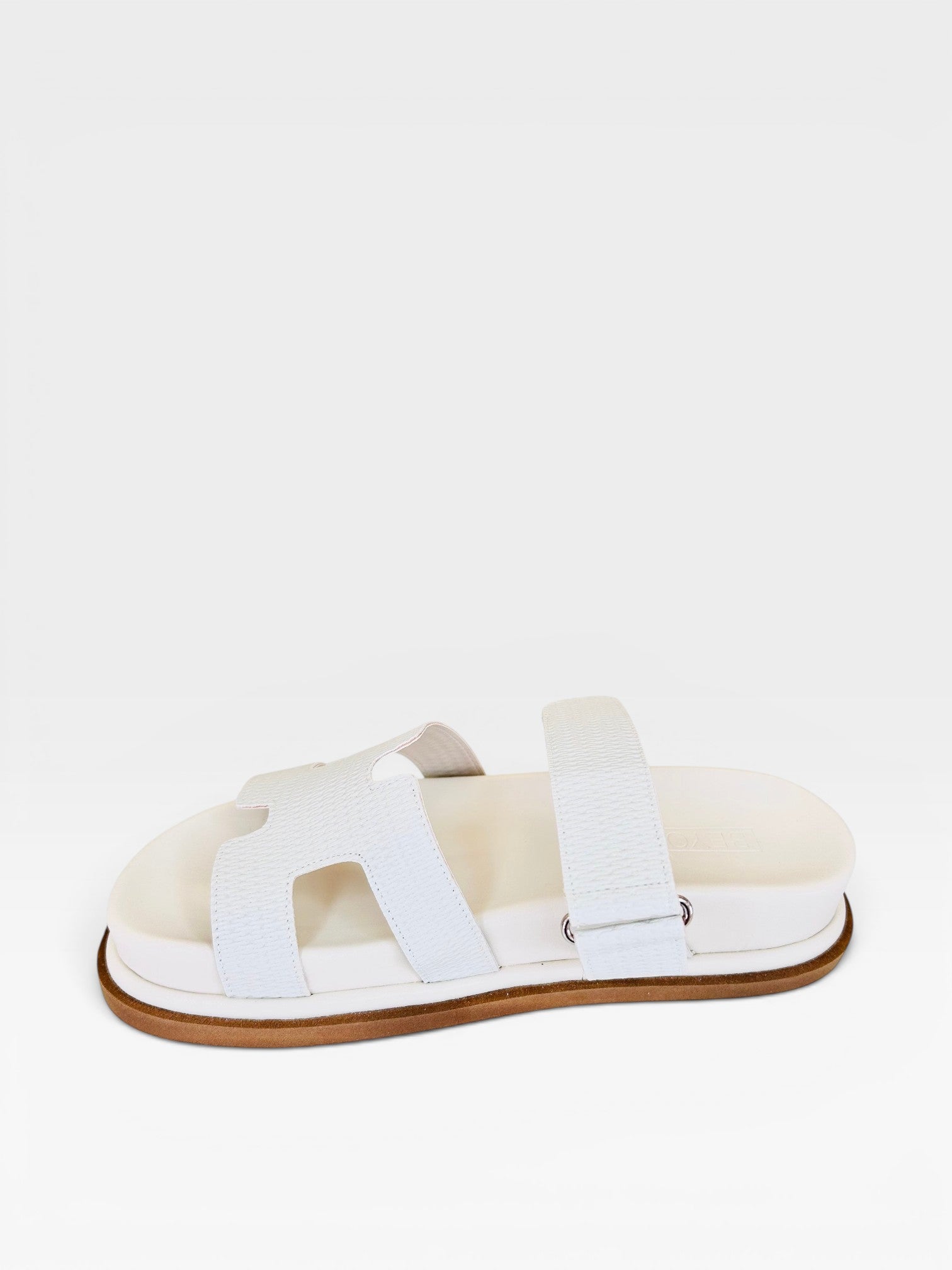 Sandália Birken Normandia Beyou Shoes off white em napa com tiras recortadas e solado plano de 2 cm