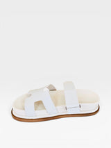 Sandália Birken Normandia Beyou Shoes off white em napa com tiras recortadas e solado plano de 2 cm