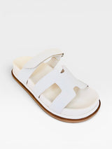 Sandália Birken Normandia Beyou Shoes off white em napa com tiras largas e fechamento ajustável