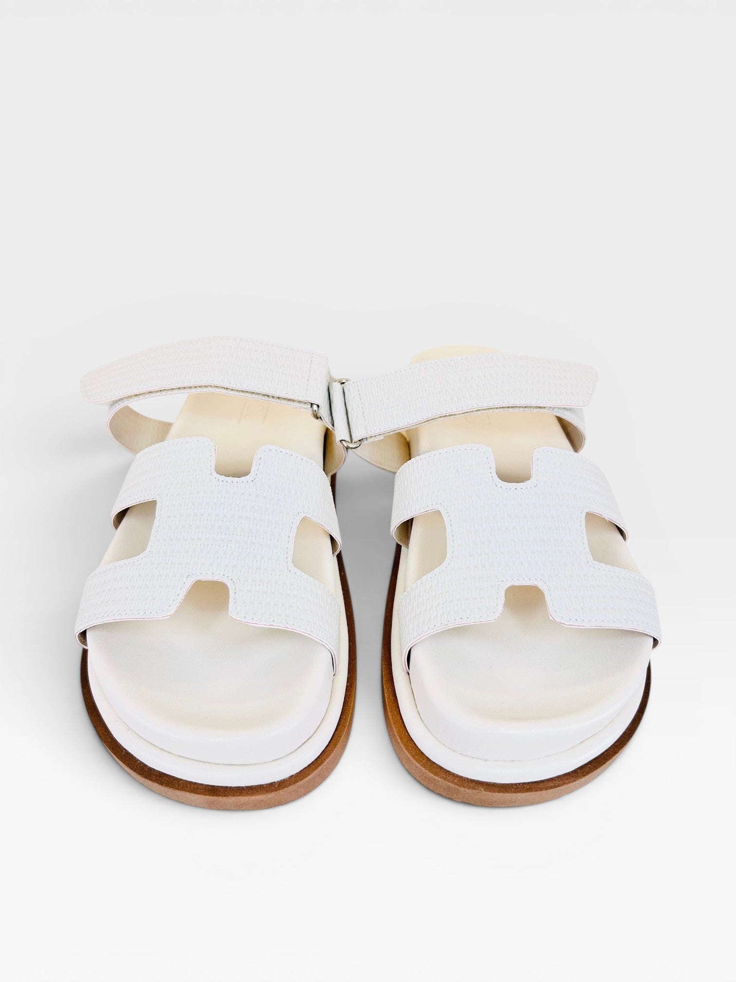 Sandália Birken Normandia Beyou Shoes off white em napa com tiras largas e solado tratorado de 2 cm