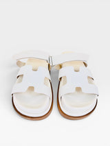 Sandália Birken Normandia Beyou Shoes off white em napa com tiras largas e solado tratorado de 2 cm
