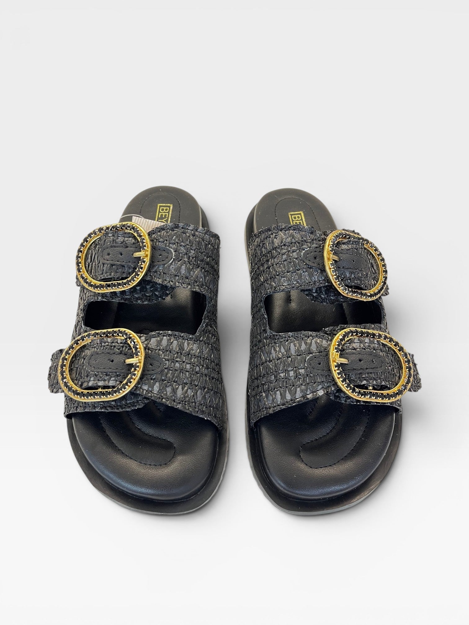 Sandália Birken Bangalore preta Beyou Shoes em couro e palha com fivelas douradas decorativas