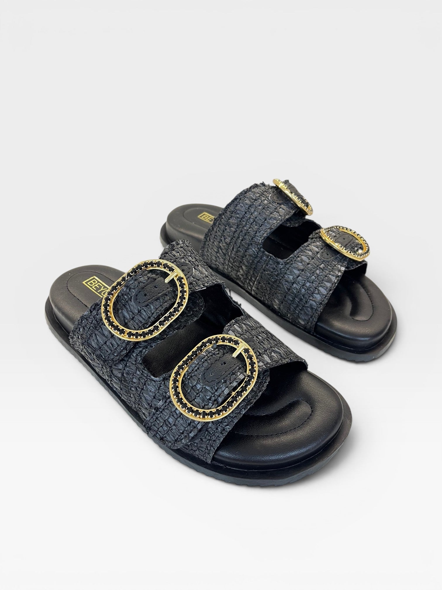 Sandália Birken Bangalore preta Beyou Shoes em couro e palha com fivelas douradas decoradas