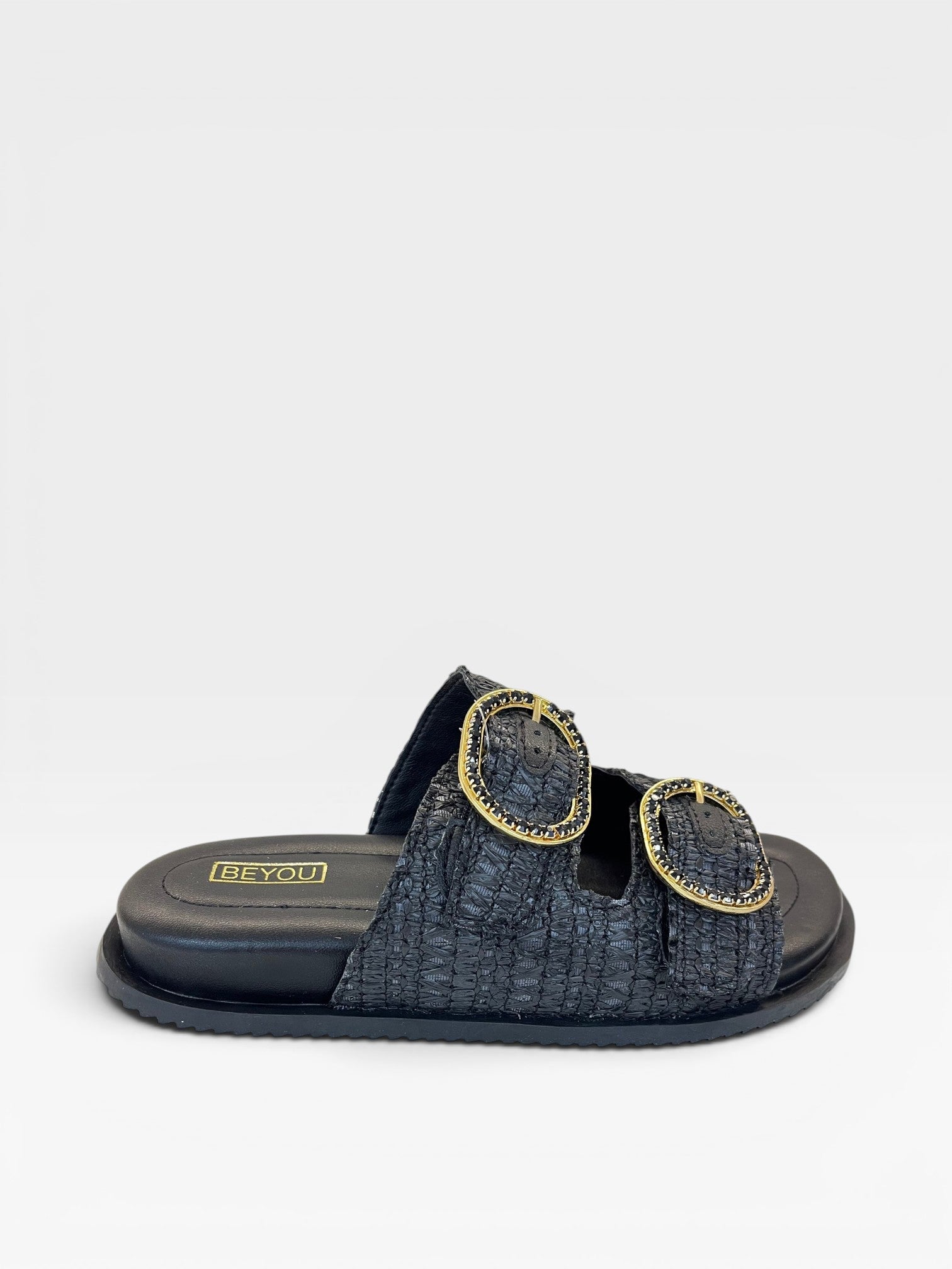 Sandália Birken Beyou Shoes preta em couro e palha com duas fivelas douradas decorativas e solado baixo