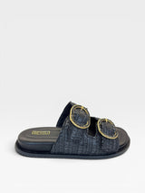 Sandália Birken Beyou Shoes preta em couro e palha com duas fivelas douradas decorativas e solado baixo