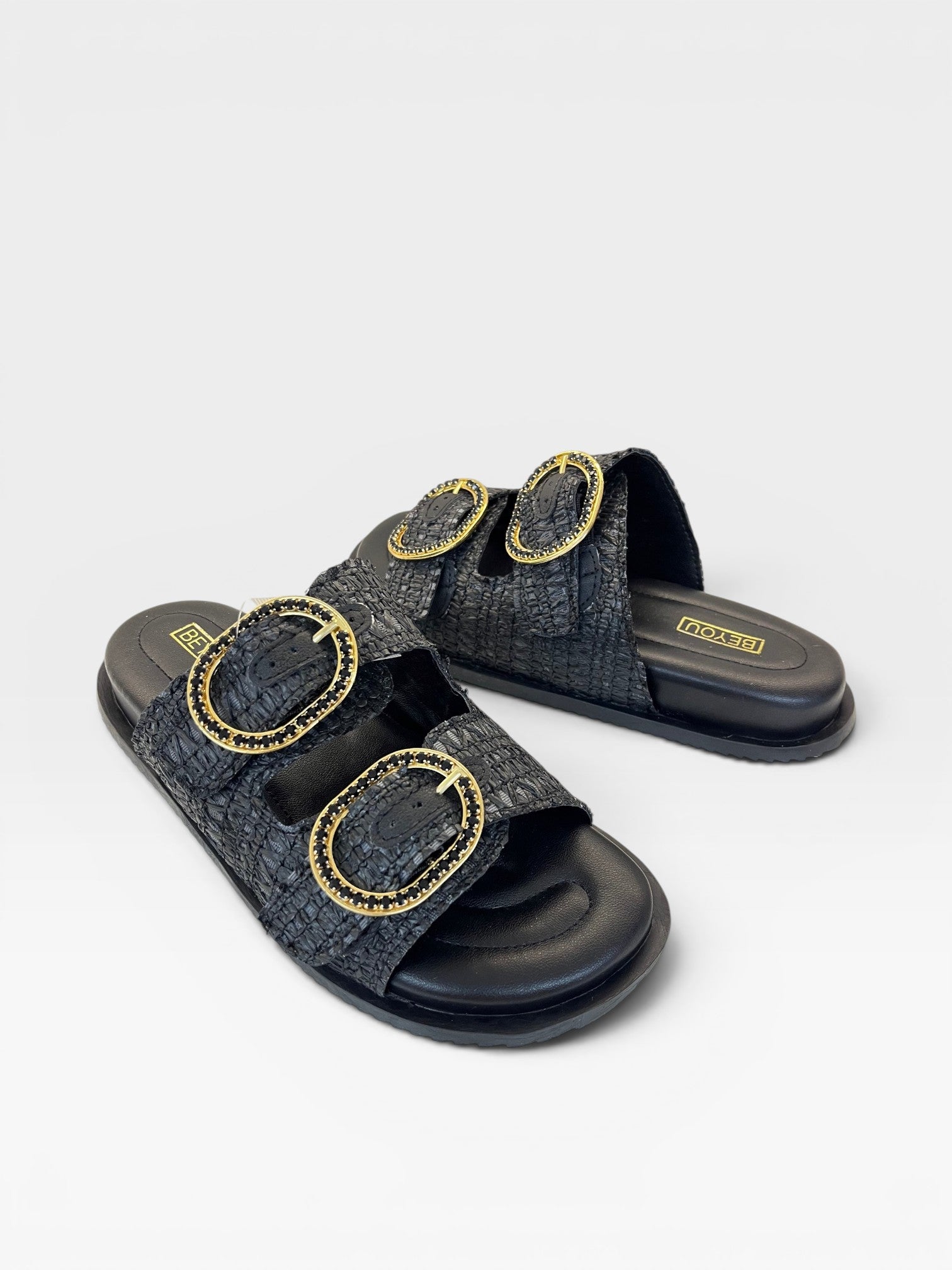 Sandália Birken Bangalore preta Beyou Shoes com tiras em palha, fivelas douradas decoradas e palmilha anatômica.
